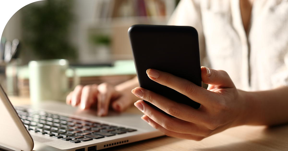 holding phone and using computer cross-device advertising